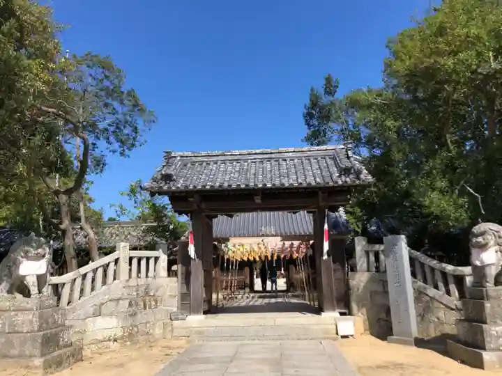 白鳥神社の山門・神門