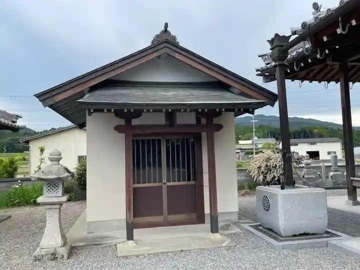 福量寺の{uncategorized: "未分類", other: "その他", undefined: "問題あり", building: "その他建物", grave: "お墓", sacred_gate: "鳥居", guardian: "狛犬", statue: "像", buddha: "仏像", history: "歴史", nature: "自然", garden: "庭園", animal: "動物", pagoda: "塔", temizu: "手水舎", mountain_gate: "山門・神門", sanctuary: "本殿・本堂", subordinate: "末社・摂社", art: "芸術", scenery: "景色", jizo: "地蔵", ema: "絵馬", goshuin: "御朱印", omikuji: "おみくじ", items: "授与品その他", amulet: "お守り", goshuincho: "御朱印帳", eats: "食事", festival: "お祭り", votive_dance: "神楽", shichigosan: "七五三参", wedding: "結婚式", experience: "体験その他", initially: "初詣", around: "周辺", anti_infection: "感染症対策"}