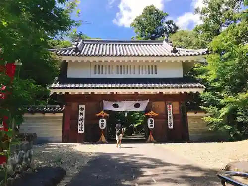 目の霊山　油山寺の山門