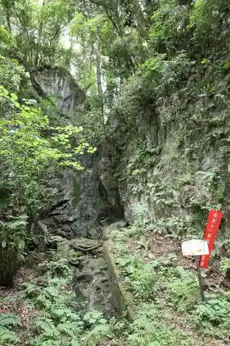 岩殿観音窟石龕(埼玉県)
