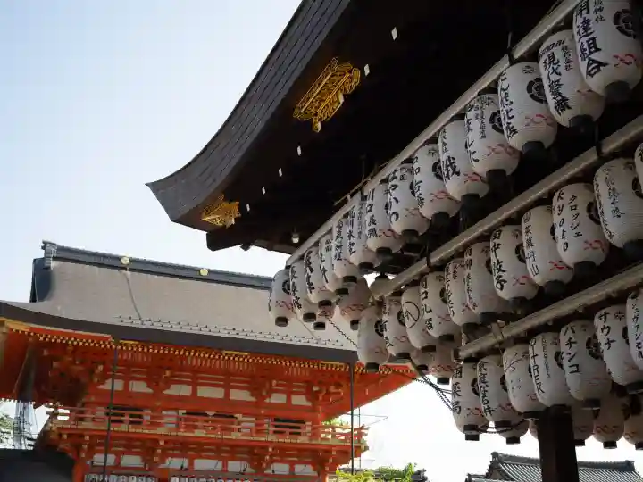 八坂神社(祇園さん)の{uncategorized: "未分類", other: "その他", undefined: "問題あり", building: "その他建物", grave: "お墓", sacred_gate: "鳥居", guardian: "狛犬", statue: "像", buddha: "仏像", history: "歴史", nature: "自然", garden: "庭園", animal: "動物", pagoda: "塔", temizu: "手水舎", mountain_gate: "山門・神門", sanctuary: "本殿・本堂", subordinate: "末社・摂社", art: "芸術", scenery: "景色", jizo: "地蔵", ema: "絵馬", goshuin: "御朱印", omikuji: "おみくじ", items: "授与品その他", amulet: "お守り", goshuincho: "御朱印帳", eats: "食事", festival: "お祭り", votive_dance: "神楽", shichigosan: "七五三参", wedding: "結婚式", experience: "体験その他", initially: "初詣", around: "周辺", anti_infection: "感染症対策"}