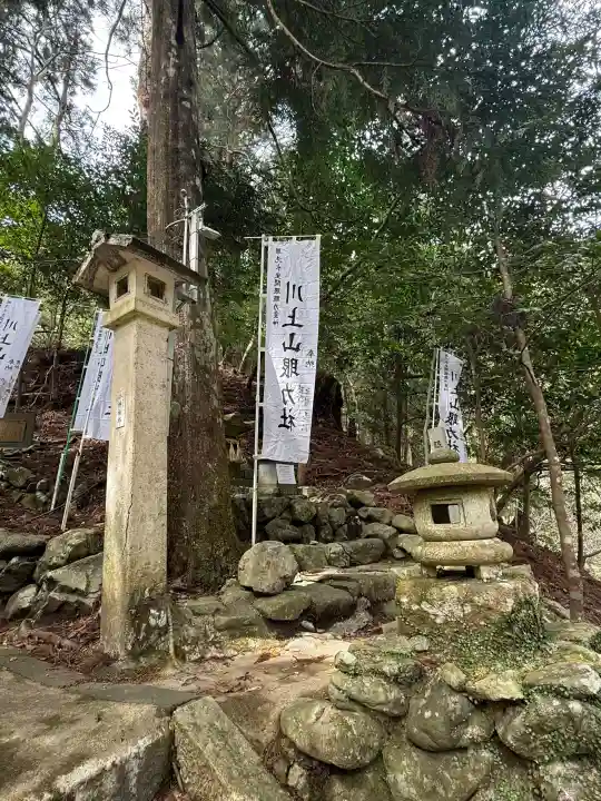 川上山若宮八幡宮の{uncategorized: "未分類", other: "その他", undefined: "問題あり", building: "その他建物", grave: "お墓", sacred_gate: "鳥居", guardian: "狛犬", statue: "像", buddha: "仏像", history: "歴史", nature: "自然", garden: "庭園", animal: "動物", pagoda: "塔", temizu: "手水舎", mountain_gate: "山門・神門", sanctuary: "本殿・本堂", subordinate: "末社・摂社", art: "芸術", scenery: "景色", jizo: "地蔵", ema: "絵馬", goshuin: "御朱印", omikuji: "おみくじ", items: "授与品その他", amulet: "お守り", goshuincho: "御朱印帳", eats: "食事", festival: "お祭り", votive_dance: "神楽", shichigosan: "七五三参", wedding: "結婚式", experience: "体験その他", initially: "初詣", around: "周辺", anti_infection: "感染症対策"}