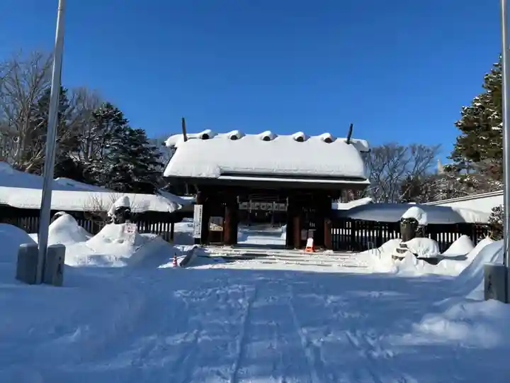 札幌護國神社の山門・神門