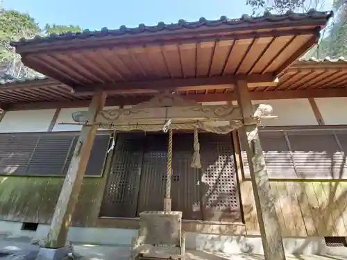 裸石神社の本殿・本堂