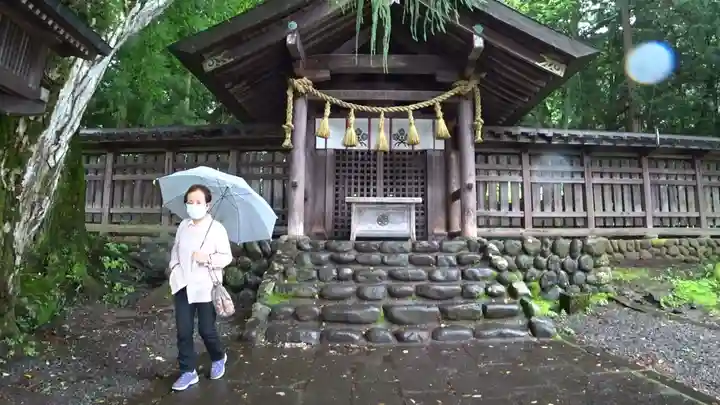 諏訪大社上社前宮の本殿・本堂