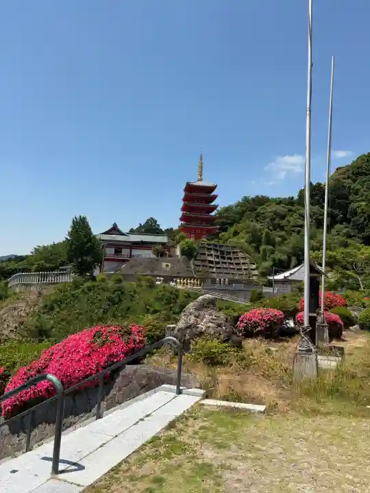 総本山 本福寺の{uncategorized: "未分類", other: "その他", undefined: "問題あり", building: "その他建物", grave: "お墓", sacred_gate: "鳥居", guardian: "狛犬", statue: "像", buddha: "仏像", history: "歴史", nature: "自然", garden: "庭園", animal: "動物", pagoda: "塔", temizu: "手水舎", mountain_gate: "山門・神門", sanctuary: "本殿・本堂", subordinate: "末社・摂社", art: "芸術", scenery: "景色", jizo: "地蔵", ema: "絵馬", goshuin: "御朱印", omikuji: "おみくじ", items: "授与品その他", amulet: "お守り", goshuincho: "御朱印帳", eats: "食事", festival: "お祭り", votive_dance: "神楽", shichigosan: "七五三参", wedding: "結婚式", experience: "体験その他", initially: "初詣", around: "周辺", anti_infection: "感染症対策"}