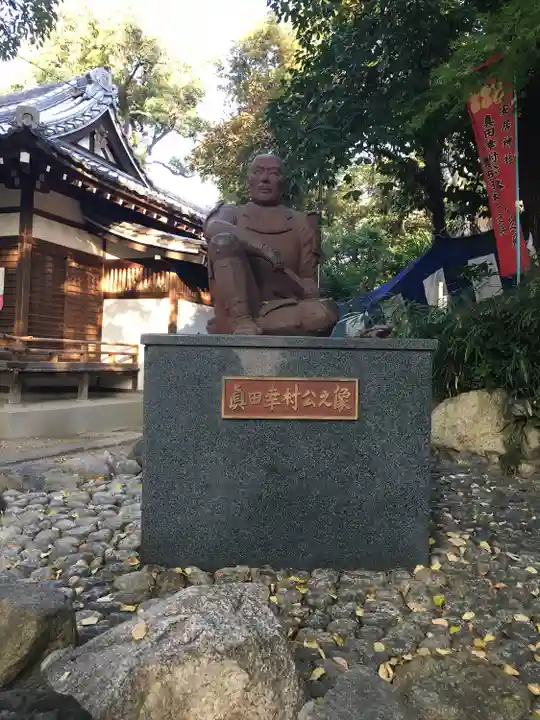 安居神社の像