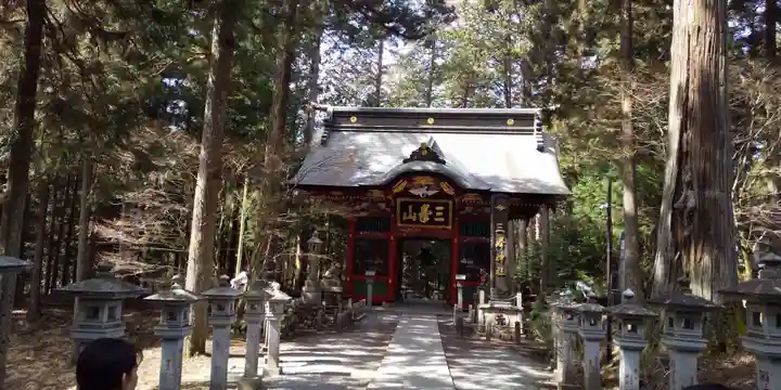 三峯神社の山門・神門