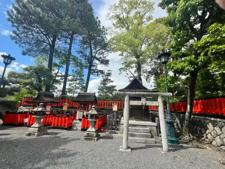 伏見稲荷大社の{uncategorized: "未分類", other: "その他", undefined: "問題あり", building: "その他建物", grave: "お墓", sacred_gate: "鳥居", guardian: "狛犬", statue: "像", buddha: "仏像", history: "歴史", nature: "自然", garden: "庭園", animal: "動物", pagoda: "塔", temizu: "手水舎", mountain_gate: "山門・神門", sanctuary: "本殿・本堂", subordinate: "末社・摂社", art: "芸術", scenery: "景色", jizo: "地蔵", ema: "絵馬", goshuin: "御朱印", omikuji: "おみくじ", items: "授与品その他", amulet: "お守り", goshuincho: "御朱印帳", eats: "食事", festival: "お祭り", votive_dance: "神楽", shichigosan: "七五三参", wedding: "結婚式", experience: "体験その他", initially: "初詣", around: "周辺", anti_infection: "感染症対策"}