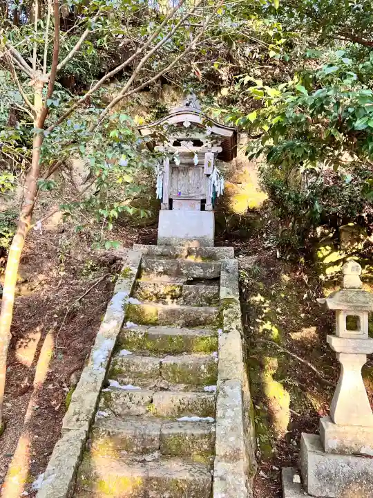 サムハラ神社 奥の宮の{uncategorized: "未分類", other: "その他", undefined: "問題あり", building: "その他建物", grave: "お墓", sacred_gate: "鳥居", guardian: "狛犬", statue: "像", buddha: "仏像", history: "歴史", nature: "自然", garden: "庭園", animal: "動物", pagoda: "塔", temizu: "手水舎", mountain_gate: "山門・神門", sanctuary: "本殿・本堂", subordinate: "末社・摂社", art: "芸術", scenery: "景色", jizo: "地蔵", ema: "絵馬", goshuin: "御朱印", omikuji: "おみくじ", items: "授与品その他", amulet: "お守り", goshuincho: "御朱印帳", eats: "食事", festival: "お祭り", votive_dance: "神楽", shichigosan: "七五三参", wedding: "結婚式", experience: "体験その他", initially: "初詣", around: "周辺", anti_infection: "感染症対策"}