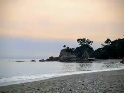 海津見神社（桂浜龍王宮）の{uncategorized: "未分類", other: "その他", undefined: "問題あり", building: "その他建物", grave: "お墓", sacred_gate: "鳥居", guardian: "狛犬", statue: "像", buddha: "仏像", history: "歴史", nature: "自然", garden: "庭園", animal: "動物", pagoda: "塔", temizu: "手水舎", mountain_gate: "山門・神門", sanctuary: "本殿・本堂", subordinate: "末社・摂社", art: "芸術", scenery: "景色", jizo: "地蔵", ema: "絵馬", goshuin: "御朱印", omikuji: "おみくじ", items: "授与品その他", amulet: "お守り", goshuincho: "御朱印帳", eats: "食事", festival: "お祭り", votive_dance: "神楽", shichigosan: "七五三参", wedding: "結婚式", experience: "体験その他", initially: "初詣", around: "周辺", anti_infection: "感染症対策"}
