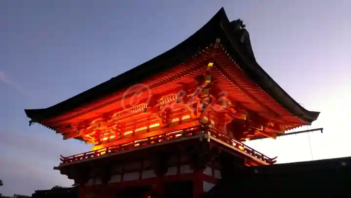 伏見稲荷大社の山門・神門