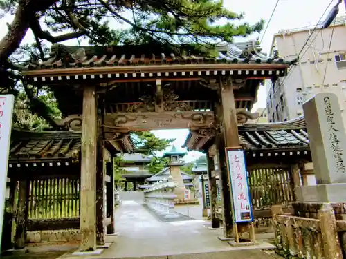 誕生寺の山門・神門