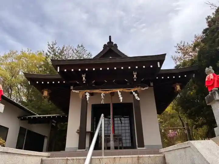丸山稲荷神社本社の{uncategorized: "未分類", other: "その他", undefined: "問題あり", building: "その他建物", grave: "お墓", sacred_gate: "鳥居", guardian: "狛犬", statue: "像", buddha: "仏像", history: "歴史", nature: "自然", garden: "庭園", animal: "動物", pagoda: "塔", temizu: "手水舎", mountain_gate: "山門・神門", sanctuary: "本殿・本堂", subordinate: "末社・摂社", art: "芸術", scenery: "景色", jizo: "地蔵", ema: "絵馬", goshuin: "御朱印", omikuji: "おみくじ", items: "授与品その他", amulet: "お守り", goshuincho: "御朱印帳", eats: "食事", festival: "お祭り", votive_dance: "神楽", shichigosan: "七五三参", wedding: "結婚式", experience: "体験その他", initially: "初詣", around: "周辺", anti_infection: "感染症対策"}
