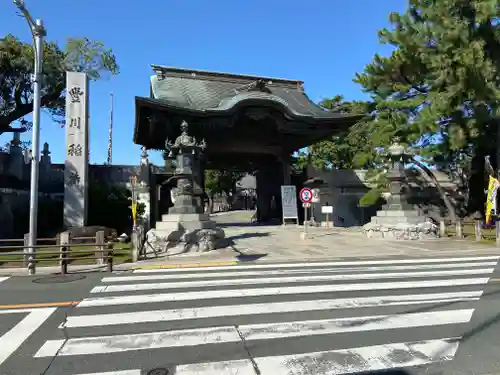 豊川閣　妙厳寺の山門・神門