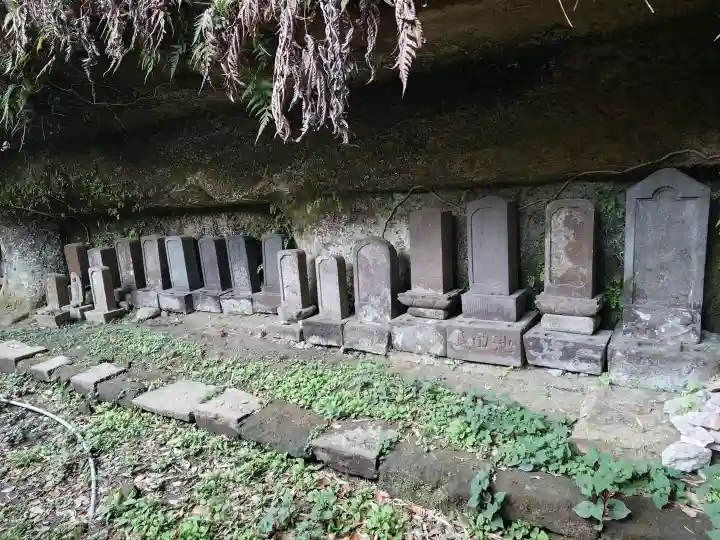 浄光明寺の{uncategorized: "未分類", other: "その他", undefined: "問題あり", building: "その他建物", grave: "お墓", sacred_gate: "鳥居", guardian: "狛犬", statue: "像", buddha: "仏像", history: "歴史", nature: "自然", garden: "庭園", animal: "動物", pagoda: "塔", temizu: "手水舎", mountain_gate: "山門・神門", sanctuary: "本殿・本堂", subordinate: "末社・摂社", art: "芸術", scenery: "景色", jizo: "地蔵", ema: "絵馬", goshuin: "御朱印", omikuji: "おみくじ", items: "授与品その他", amulet: "お守り", goshuincho: "御朱印帳", eats: "食事", festival: "お祭り", votive_dance: "神楽", shichigosan: "七五三参", wedding: "結婚式", experience: "体験その他", initially: "初詣", around: "周辺", anti_infection: "感染症対策"}