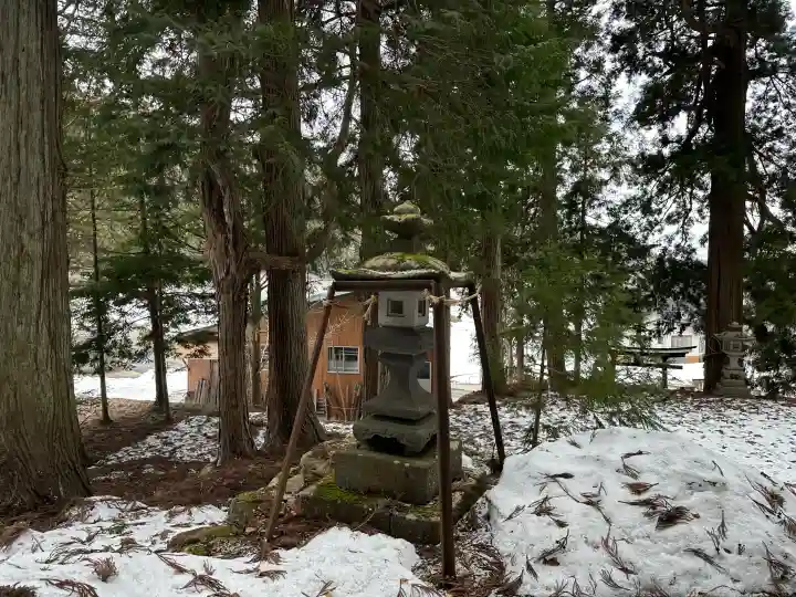 赤瀧神社の{uncategorized: "未分類", other: "その他", undefined: "問題あり", building: "その他建物", grave: "お墓", sacred_gate: "鳥居", guardian: "狛犬", statue: "像", buddha: "仏像", history: "歴史", nature: "自然", garden: "庭園", animal: "動物", pagoda: "塔", temizu: "手水舎", mountain_gate: "山門・神門", sanctuary: "本殿・本堂", subordinate: "末社・摂社", art: "芸術", scenery: "景色", jizo: "地蔵", ema: "絵馬", goshuin: "御朱印", omikuji: "おみくじ", items: "授与品その他", amulet: "お守り", goshuincho: "御朱印帳", eats: "食事", festival: "お祭り", votive_dance: "神楽", shichigosan: "七五三参", wedding: "結婚式", experience: "体験その他", initially: "初詣", around: "周辺", anti_infection: "感染症対策"}