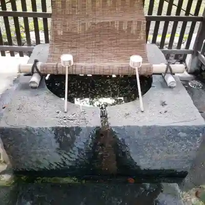 三囲神社の手水舎