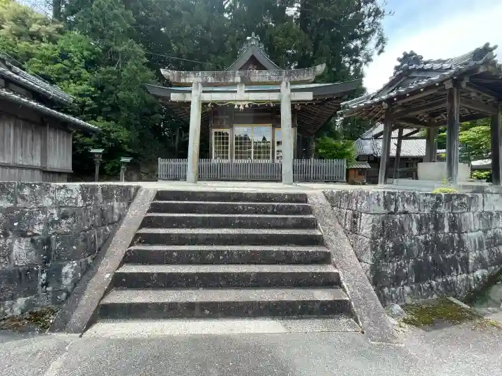 日枝神社 (甲南町稗谷)の{uncategorized: "未分類", other: "その他", undefined: "問題あり", building: "その他建物", grave: "お墓", sacred_gate: "鳥居", guardian: "狛犬", statue: "像", buddha: "仏像", history: "歴史", nature: "自然", garden: "庭園", animal: "動物", pagoda: "塔", temizu: "手水舎", mountain_gate: "山門・神門", sanctuary: "本殿・本堂", subordinate: "末社・摂社", art: "芸術", scenery: "景色", jizo: "地蔵", ema: "絵馬", goshuin: "御朱印", omikuji: "おみくじ", items: "授与品その他", amulet: "お守り", goshuincho: "御朱印帳", eats: "食事", festival: "お祭り", votive_dance: "神楽", shichigosan: "七五三参", wedding: "結婚式", experience: "体験その他", initially: "初詣", around: "周辺", anti_infection: "感染症対策"}