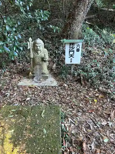 磐裂根裂神社の像