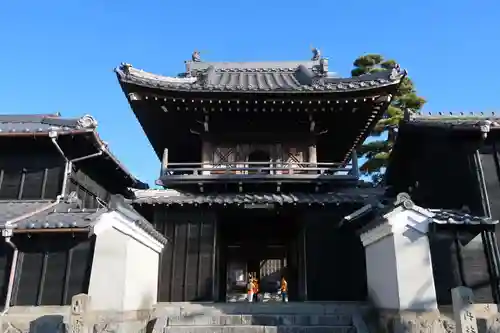 普門寺の山門