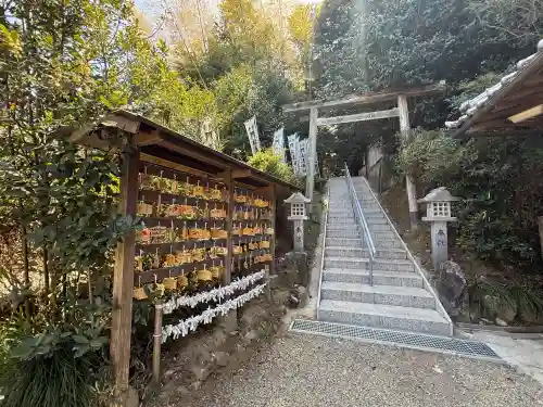 松尾神社の{uncategorized: "未分類", other: "その他", undefined: "問題あり", building: "その他建物", grave: "お墓", sacred_gate: "鳥居", guardian: "狛犬", statue: "像", buddha: "仏像", history: "歴史", nature: "自然", garden: "庭園", animal: "動物", pagoda: "塔", temizu: "手水舎", mountain_gate: "山門・神門", sanctuary: "本殿・本堂", subordinate: "末社・摂社", art: "芸術", scenery: "景色", jizo: "地蔵", ema: "絵馬", goshuin: "御朱印", omikuji: "おみくじ", items: "授与品その他", amulet: "お守り", goshuincho: "御朱印帳", eats: "食事", festival: "お祭り", votive_dance: "神楽", shichigosan: "七五三参", wedding: "結婚式", experience: "体験その他", initially: "初詣", around: "周辺", anti_infection: "感染症対策"}