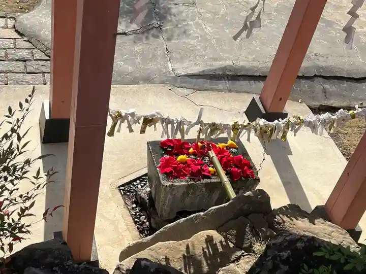 差出磯大嶽山神社 仕事と健康と厄よけの神さまの手水舎