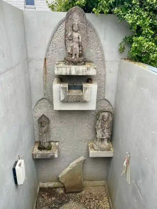 真弘寺の{uncategorized: "未分類", other: "その他", undefined: "問題あり", building: "その他建物", grave: "お墓", sacred_gate: "鳥居", guardian: "狛犬", statue: "像", buddha: "仏像", history: "歴史", nature: "自然", garden: "庭園", animal: "動物", pagoda: "塔", temizu: "手水舎", mountain_gate: "山門・神門", sanctuary: "本殿・本堂", subordinate: "末社・摂社", art: "芸術", scenery: "景色", jizo: "地蔵", ema: "絵馬", goshuin: "御朱印", omikuji: "おみくじ", items: "授与品その他", amulet: "お守り", goshuincho: "御朱印帳", eats: "食事", festival: "お祭り", votive_dance: "神楽", shichigosan: "七五三参", wedding: "結婚式", experience: "体験その他", initially: "初詣", around: "周辺", anti_infection: "感染症対策"}