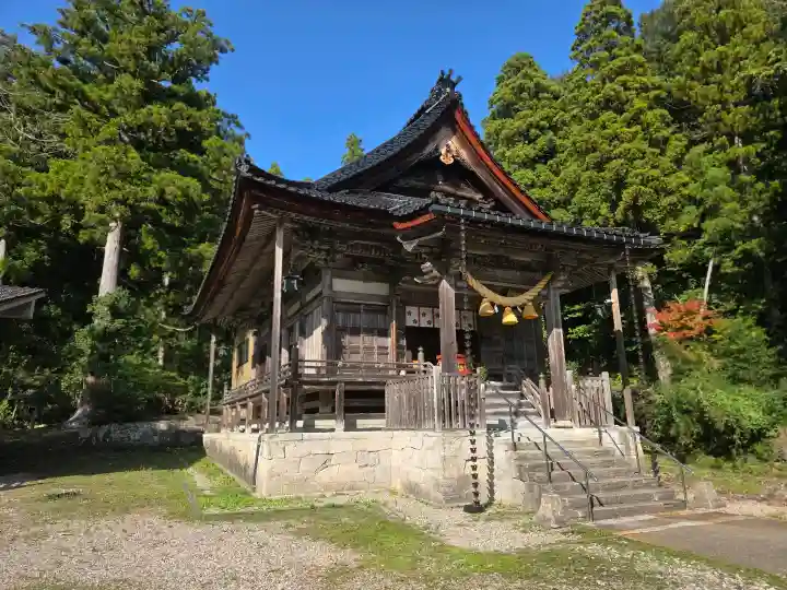 二上射水神社の{uncategorized: "未分類", other: "その他", undefined: "問題あり", building: "その他建物", grave: "お墓", sacred_gate: "鳥居", guardian: "狛犬", statue: "像", buddha: "仏像", history: "歴史", nature: "自然", garden: "庭園", animal: "動物", pagoda: "塔", temizu: "手水舎", mountain_gate: "山門・神門", sanctuary: "本殿・本堂", subordinate: "末社・摂社", art: "芸術", scenery: "景色", jizo: "地蔵", ema: "絵馬", goshuin: "御朱印", omikuji: "おみくじ", items: "授与品その他", amulet: "お守り", goshuincho: "御朱印帳", eats: "食事", festival: "お祭り", votive_dance: "神楽", shichigosan: "七五三参", wedding: "結婚式", experience: "体験その他", initially: "初詣", around: "周辺", anti_infection: "感染症対策"}