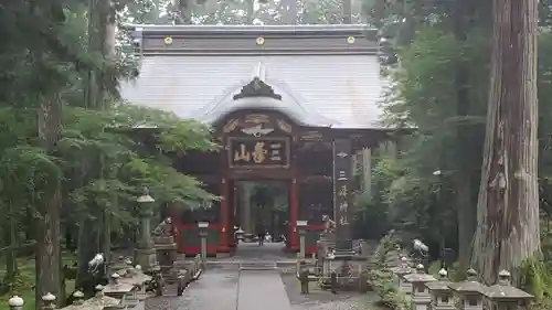 三峯神社の山門