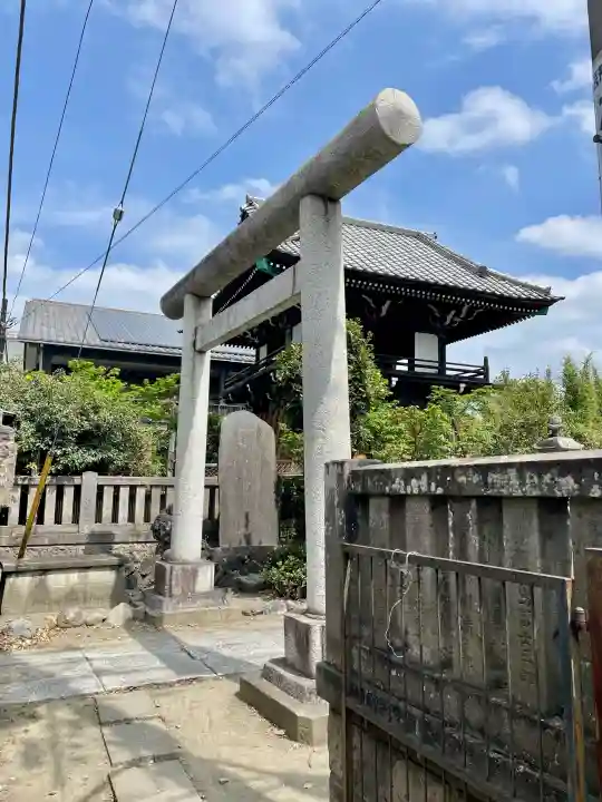 伊奈利神社の{uncategorized: "未分類", other: "その他", undefined: "問題あり", building: "その他建物", grave: "お墓", sacred_gate: "鳥居", guardian: "狛犬", statue: "像", buddha: "仏像", history: "歴史", nature: "自然", garden: "庭園", animal: "動物", pagoda: "塔", temizu: "手水舎", mountain_gate: "山門・神門", sanctuary: "本殿・本堂", subordinate: "末社・摂社", art: "芸術", scenery: "景色", jizo: "地蔵", ema: "絵馬", goshuin: "御朱印", omikuji: "おみくじ", items: "授与品その他", amulet: "お守り", goshuincho: "御朱印帳", eats: "食事", festival: "お祭り", votive_dance: "神楽", shichigosan: "七五三参", wedding: "結婚式", experience: "体験その他", initially: "初詣", around: "周辺", anti_infection: "感染症対策"}