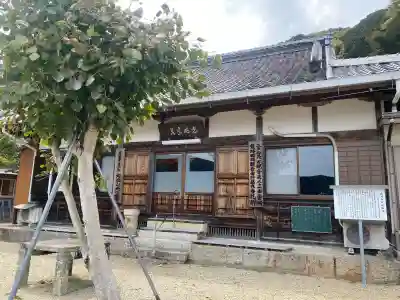 光明寺の{uncategorized: "未分類", other: "その他", undefined: "問題あり", building: "その他建物", grave: "お墓", sacred_gate: "鳥居", guardian: "狛犬", statue: "像", buddha: "仏像", history: "歴史", nature: "自然", garden: "庭園", animal: "動物", pagoda: "塔", temizu: "手水舎", mountain_gate: "山門・神門", sanctuary: "本殿・本堂", subordinate: "末社・摂社", art: "芸術", scenery: "景色", jizo: "地蔵", ema: "絵馬", goshuin: "御朱印", omikuji: "おみくじ", items: "授与品その他", amulet: "お守り", goshuincho: "御朱印帳", eats: "食事", festival: "お祭り", votive_dance: "神楽", shichigosan: "七五三参", wedding: "結婚式", experience: "体験その他", initially: "初詣", around: "周辺", anti_infection: "感染症対策"}