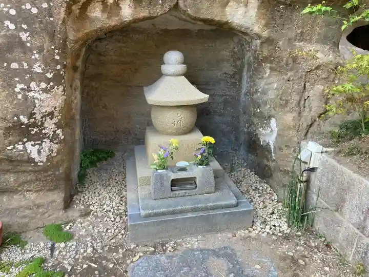 龍隠庵の{uncategorized: "未分類", other: "その他", undefined: "問題あり", building: "その他建物", grave: "お墓", sacred_gate: "鳥居", guardian: "狛犬", statue: "像", buddha: "仏像", history: "歴史", nature: "自然", garden: "庭園", animal: "動物", pagoda: "塔", temizu: "手水舎", mountain_gate: "山門・神門", sanctuary: "本殿・本堂", subordinate: "末社・摂社", art: "芸術", scenery: "景色", jizo: "地蔵", ema: "絵馬", goshuin: "御朱印", omikuji: "おみくじ", items: "授与品その他", amulet: "お守り", goshuincho: "御朱印帳", eats: "食事", festival: "お祭り", votive_dance: "神楽", shichigosan: "七五三参", wedding: "結婚式", experience: "体験その他", initially: "初詣", around: "周辺", anti_infection: "感染症対策"}