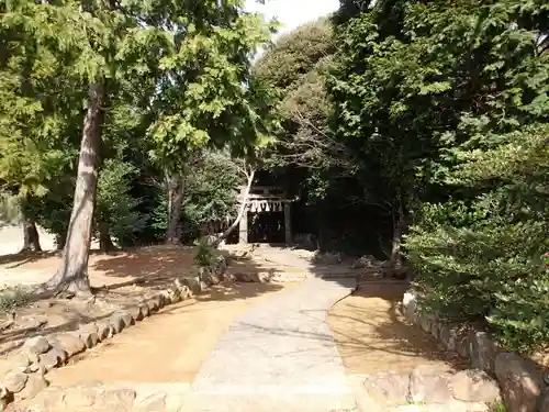 興神社の庭園