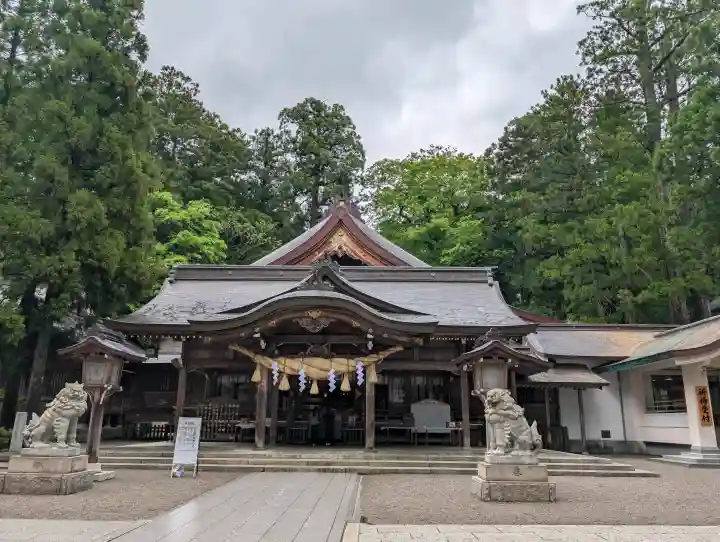 白山比咩神社の{uncategorized: "未分類", other: "その他", undefined: "問題あり", building: "その他建物", grave: "お墓", sacred_gate: "鳥居", guardian: "狛犬", statue: "像", buddha: "仏像", history: "歴史", nature: "自然", garden: "庭園", animal: "動物", pagoda: "塔", temizu: "手水舎", mountain_gate: "山門・神門", sanctuary: "本殿・本堂", subordinate: "末社・摂社", art: "芸術", scenery: "景色", jizo: "地蔵", ema: "絵馬", goshuin: "御朱印", omikuji: "おみくじ", items: "授与品その他", amulet: "お守り", goshuincho: "御朱印帳", eats: "食事", festival: "お祭り", votive_dance: "神楽", shichigosan: "七五三参", wedding: "結婚式", experience: "体験その他", initially: "初詣", around: "周辺", anti_infection: "感染症対策"}