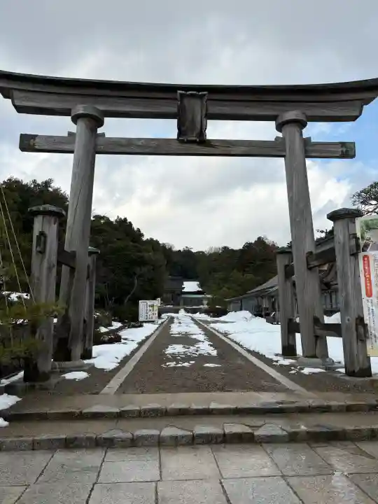 氣多大社の{uncategorized: "未分類", other: "その他", undefined: "問題あり", building: "その他建物", grave: "お墓", sacred_gate: "鳥居", guardian: "狛犬", statue: "像", buddha: "仏像", history: "歴史", nature: "自然", garden: "庭園", animal: "動物", pagoda: "塔", temizu: "手水舎", mountain_gate: "山門・神門", sanctuary: "本殿・本堂", subordinate: "末社・摂社", art: "芸術", scenery: "景色", jizo: "地蔵", ema: "絵馬", goshuin: "御朱印", omikuji: "おみくじ", items: "授与品その他", amulet: "お守り", goshuincho: "御朱印帳", eats: "食事", festival: "お祭り", votive_dance: "神楽", shichigosan: "七五三参", wedding: "結婚式", experience: "体験その他", initially: "初詣", around: "周辺", anti_infection: "感染症対策"}