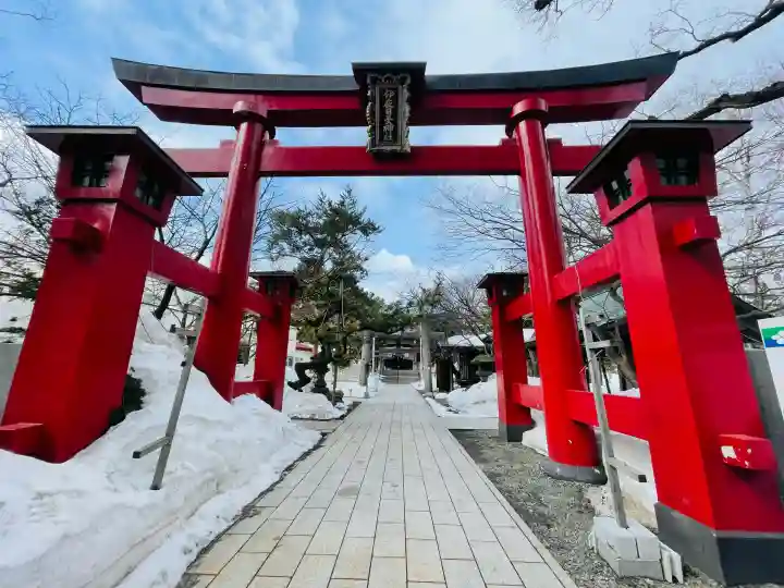 彌彦神社 (伊夜日子神社)の{uncategorized: "未分類", other: "その他", undefined: "問題あり", building: "その他建物", grave: "お墓", sacred_gate: "鳥居", guardian: "狛犬", statue: "像", buddha: "仏像", history: "歴史", nature: "自然", garden: "庭園", animal: "動物", pagoda: "塔", temizu: "手水舎", mountain_gate: "山門・神門", sanctuary: "本殿・本堂", subordinate: "末社・摂社", art: "芸術", scenery: "景色", jizo: "地蔵", ema: "絵馬", goshuin: "御朱印", omikuji: "おみくじ", items: "授与品その他", amulet: "お守り", goshuincho: "御朱印帳", eats: "食事", festival: "お祭り", votive_dance: "神楽", shichigosan: "七五三参", wedding: "結婚式", experience: "体験その他", initially: "初詣", around: "周辺", anti_infection: "感染症対策"}