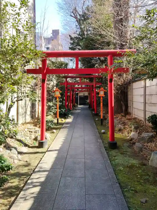 威光稲荷堂の{uncategorized: "未分類", other: "その他", undefined: "問題あり", building: "その他建物", grave: "お墓", sacred_gate: "鳥居", guardian: "狛犬", statue: "像", buddha: "仏像", history: "歴史", nature: "自然", garden: "庭園", animal: "動物", pagoda: "塔", temizu: "手水舎", mountain_gate: "山門・神門", sanctuary: "本殿・本堂", subordinate: "末社・摂社", art: "芸術", scenery: "景色", jizo: "地蔵", ema: "絵馬", goshuin: "御朱印", omikuji: "おみくじ", items: "授与品その他", amulet: "お守り", goshuincho: "御朱印帳", eats: "食事", festival: "お祭り", votive_dance: "神楽", shichigosan: "七五三参", wedding: "結婚式", experience: "体験その他", initially: "初詣", around: "周辺", anti_infection: "感染症対策"}