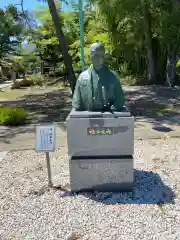 象山神社の像