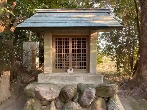黄金塚稲荷神社の{uncategorized: "未分類", other: "その他", undefined: "問題あり", building: "その他建物", grave: "お墓", sacred_gate: "鳥居", guardian: "狛犬", statue: "像", buddha: "仏像", history: "歴史", nature: "自然", garden: "庭園", animal: "動物", pagoda: "塔", temizu: "手水舎", mountain_gate: "山門・神門", sanctuary: "本殿・本堂", subordinate: "末社・摂社", art: "芸術", scenery: "景色", jizo: "地蔵", ema: "絵馬", goshuin: "御朱印", omikuji: "おみくじ", items: "授与品その他", amulet: "お守り", goshuincho: "御朱印帳", eats: "食事", festival: "お祭り", votive_dance: "神楽", shichigosan: "七五三参", wedding: "結婚式", experience: "体験その他", initially: "初詣", around: "周辺", anti_infection: "感染症対策"}