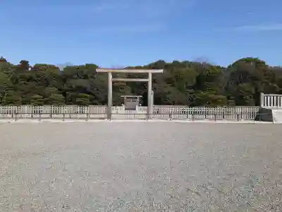 神武天皇陵（畝傍山東北陵）の{uncategorized: "未分類", other: "その他", undefined: "問題あり", building: "その他建物", grave: "お墓", sacred_gate: "鳥居", guardian: "狛犬", statue: "像", buddha: "仏像", history: "歴史", nature: "自然", garden: "庭園", animal: "動物", pagoda: "塔", temizu: "手水舎", mountain_gate: "山門・神門", sanctuary: "本殿・本堂", subordinate: "末社・摂社", art: "芸術", scenery: "景色", jizo: "地蔵", ema: "絵馬", goshuin: "御朱印", omikuji: "おみくじ", items: "授与品その他", amulet: "お守り", goshuincho: "御朱印帳", eats: "食事", festival: "お祭り", votive_dance: "神楽", shichigosan: "七五三参", wedding: "結婚式", experience: "体験その他", initially: "初詣", around: "周辺", anti_infection: "感染症対策"}