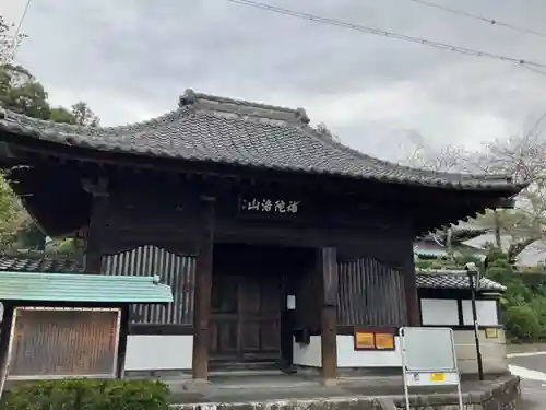 鉄舟寺の山門