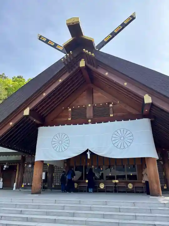 北海道神宮の{uncategorized: "未分類", other: "その他", undefined: "問題あり", building: "その他建物", grave: "お墓", sacred_gate: "鳥居", guardian: "狛犬", statue: "像", buddha: "仏像", history: "歴史", nature: "自然", garden: "庭園", animal: "動物", pagoda: "塔", temizu: "手水舎", mountain_gate: "山門・神門", sanctuary: "本殿・本堂", subordinate: "末社・摂社", art: "芸術", scenery: "景色", jizo: "地蔵", ema: "絵馬", goshuin: "御朱印", omikuji: "おみくじ", items: "授与品その他", amulet: "お守り", goshuincho: "御朱印帳", eats: "食事", festival: "お祭り", votive_dance: "神楽", shichigosan: "七五三参", wedding: "結婚式", experience: "体験その他", initially: "初詣", around: "周辺", anti_infection: "感染症対策"}
