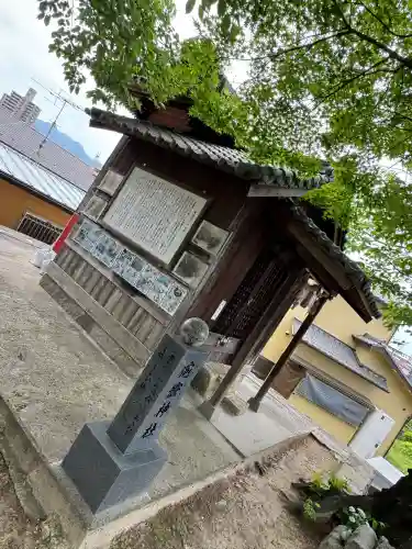 疱瘡神社の{uncategorized: "未分類", other: "その他", undefined: "問題あり", building: "その他建物", grave: "お墓", sacred_gate: "鳥居", guardian: "狛犬", statue: "像", buddha: "仏像", history: "歴史", nature: "自然", garden: "庭園", animal: "動物", pagoda: "塔", temizu: "手水舎", mountain_gate: "山門・神門", sanctuary: "本殿・本堂", subordinate: "末社・摂社", art: "芸術", scenery: "景色", jizo: "地蔵", ema: "絵馬", goshuin: "御朱印", omikuji: "おみくじ", items: "授与品その他", amulet: "お守り", goshuincho: "御朱印帳", eats: "食事", festival: "お祭り", votive_dance: "神楽", shichigosan: "七五三参", wedding: "結婚式", experience: "体験その他", initially: "初詣", around: "周辺", anti_infection: "感染症対策"}