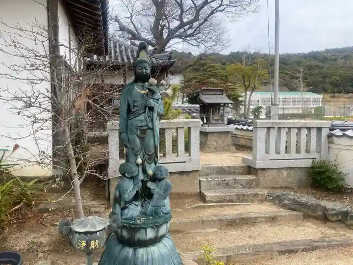 春日寺の{uncategorized: "未分類", other: "その他", undefined: "問題あり", building: "その他建物", grave: "お墓", sacred_gate: "鳥居", guardian: "狛犬", statue: "像", buddha: "仏像", history: "歴史", nature: "自然", garden: "庭園", animal: "動物", pagoda: "塔", temizu: "手水舎", mountain_gate: "山門・神門", sanctuary: "本殿・本堂", subordinate: "末社・摂社", art: "芸術", scenery: "景色", jizo: "地蔵", ema: "絵馬", goshuin: "御朱印", omikuji: "おみくじ", items: "授与品その他", amulet: "お守り", goshuincho: "御朱印帳", eats: "食事", festival: "お祭り", votive_dance: "神楽", shichigosan: "七五三参", wedding: "結婚式", experience: "体験その他", initially: "初詣", around: "周辺", anti_infection: "感染症対策"}