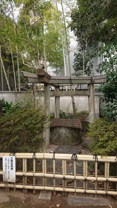 三囲神社の鳥居