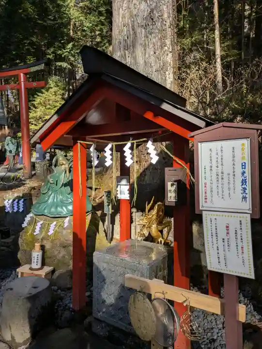 日光二荒山神社の{uncategorized: "未分類", other: "その他", undefined: "問題あり", building: "その他建物", grave: "お墓", sacred_gate: "鳥居", guardian: "狛犬", statue: "像", buddha: "仏像", history: "歴史", nature: "自然", garden: "庭園", animal: "動物", pagoda: "塔", temizu: "手水舎", mountain_gate: "山門・神門", sanctuary: "本殿・本堂", subordinate: "末社・摂社", art: "芸術", scenery: "景色", jizo: "地蔵", ema: "絵馬", goshuin: "御朱印", omikuji: "おみくじ", items: "授与品その他", amulet: "お守り", goshuincho: "御朱印帳", eats: "食事", festival: "お祭り", votive_dance: "神楽", shichigosan: "七五三参", wedding: "結婚式", experience: "体験その他", initially: "初詣", around: "周辺", anti_infection: "感染症対策"}