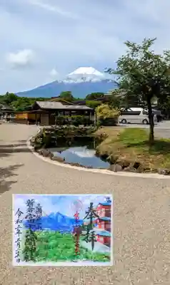 見開き御朱印 夏バージョン？

こちらの背景は忍野八海の鏡池
条件が揃うと逆さ富士が見られるのですが雲っていて駄目でした😢