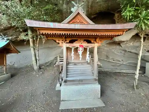 元嶋神社の{uncategorized: "未分類", other: "その他", undefined: "問題あり", building: "その他建物", grave: "お墓", sacred_gate: "鳥居", guardian: "狛犬", statue: "像", buddha: "仏像", history: "歴史", nature: "自然", garden: "庭園", animal: "動物", pagoda: "塔", temizu: "手水舎", mountain_gate: "山門・神門", sanctuary: "本殿・本堂", subordinate: "末社・摂社", art: "芸術", scenery: "景色", jizo: "地蔵", ema: "絵馬", goshuin: "御朱印", omikuji: "おみくじ", items: "授与品その他", amulet: "お守り", goshuincho: "御朱印帳", eats: "食事", festival: "お祭り", votive_dance: "神楽", shichigosan: "七五三参", wedding: "結婚式", experience: "体験その他", initially: "初詣", around: "周辺", anti_infection: "感染症対策"}