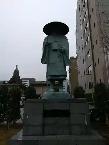 築地本願寺（本願寺築地別院）の像